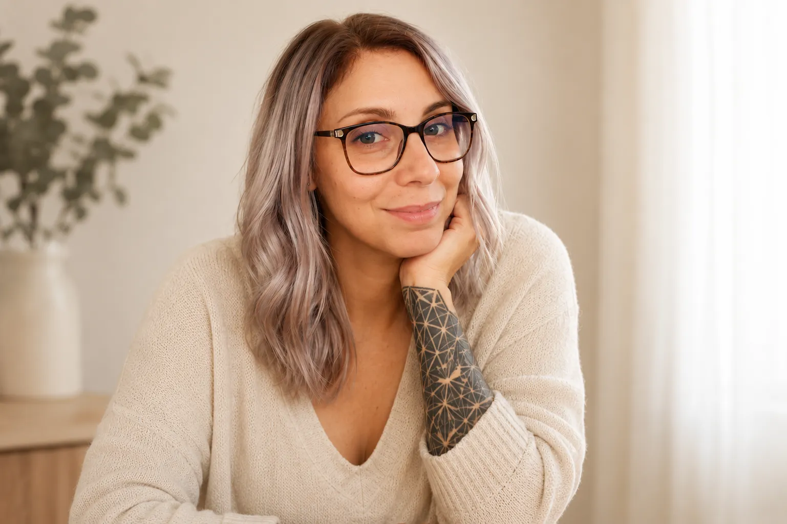 Jacky, Gründerin von Beikostliebe — lächelnd mit Brille und cremefarbenem Pullover.