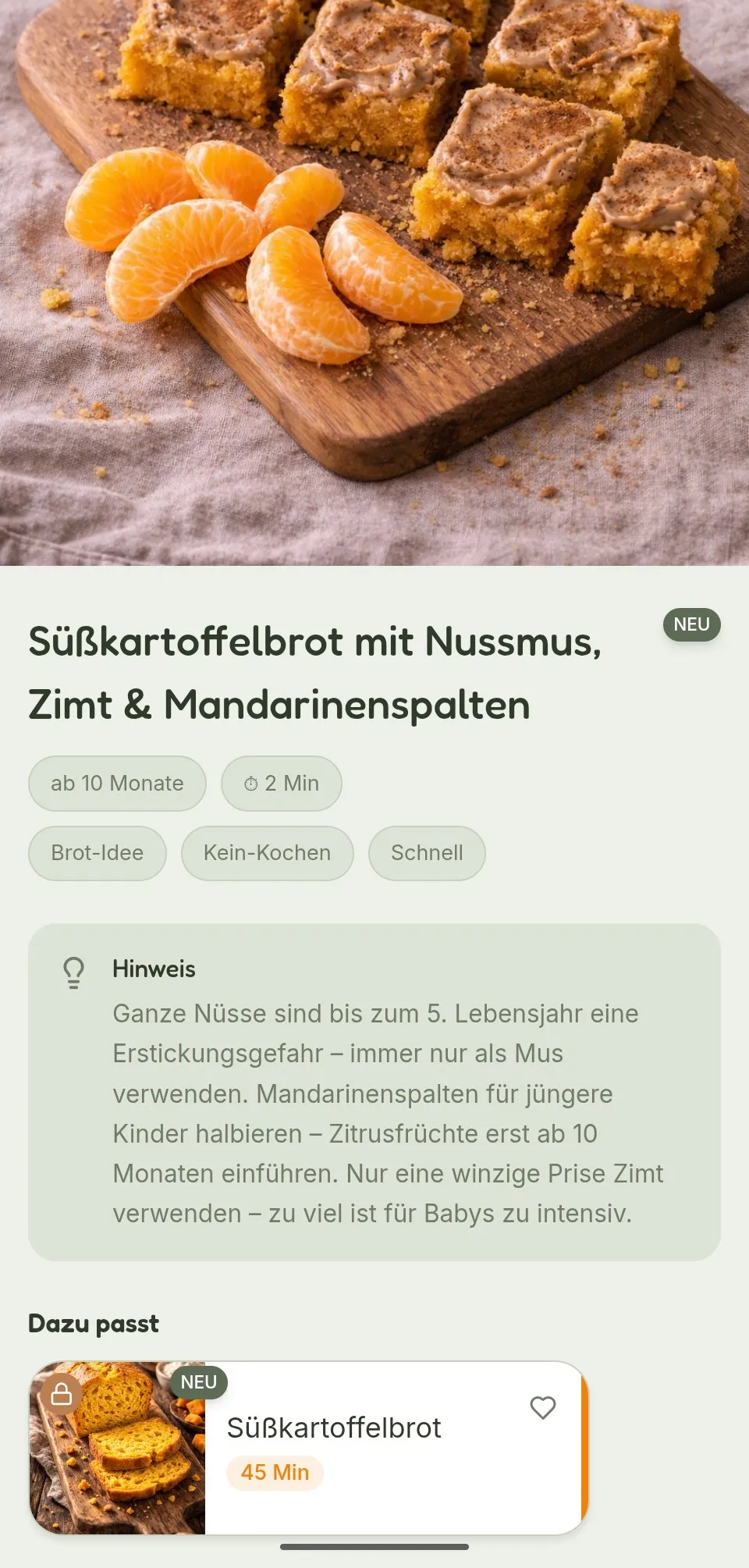 App-Screenshot Rezept-Detailseite: Süßkartoffelbrot mit Nussmus, Zimt & Mandarinenspalten, Alter ab 10 Monate, mit Hinweis-Box und passendem Rezept-Vorschlag.