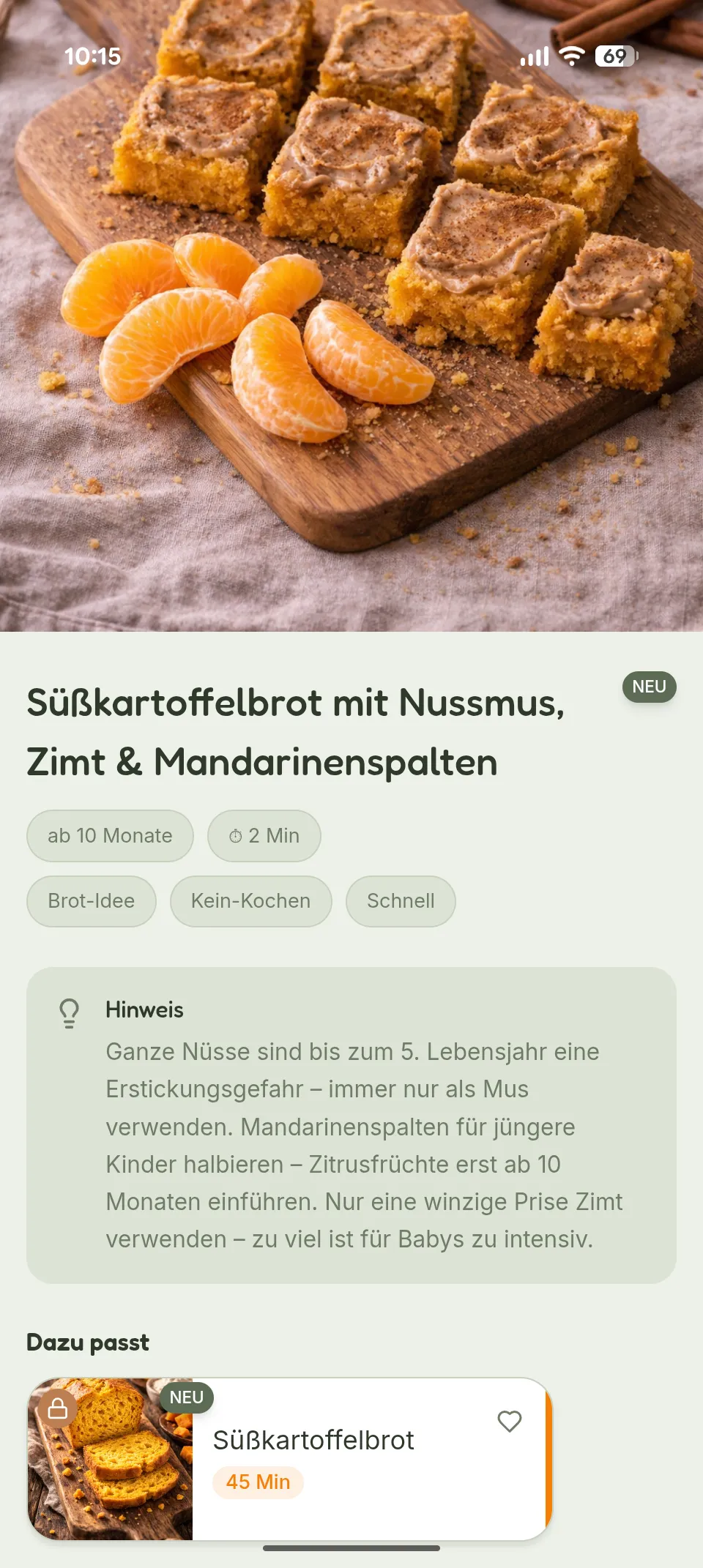 App-Screenshot Rezept-Detailseite: Süßkartoffelbrot mit Nussmus, Zimt & Mandarinenspalten, Alter ab 10 Monate, mit Hinweis-Box und passendem Rezept-Vorschlag.