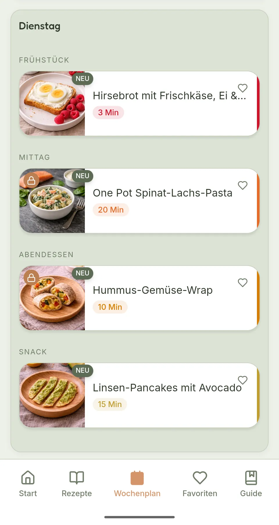 App-Screenshot Wochenplan: Dienstag mit Frühstück, Mittag, Abendessen und Snack — jeweils mit Rezept-Karte, Bild und Zubereitungszeit.